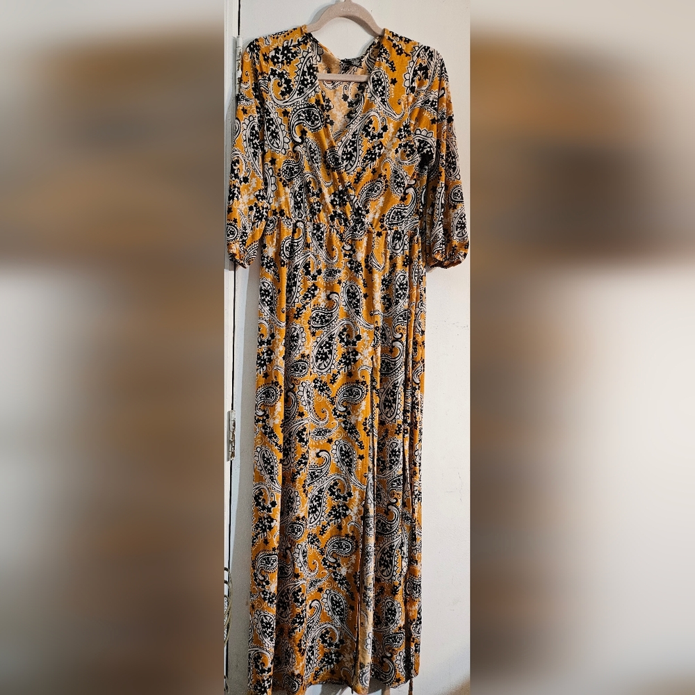 Maxi Dress.  High split. Paisley print.
